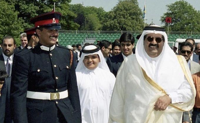 امیر قطر در لباس نظامی