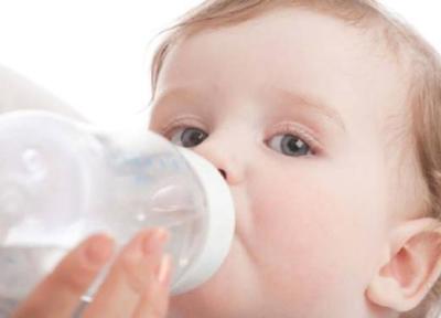 نوزاد از چه زمانی می تواند آب بنوشد؟