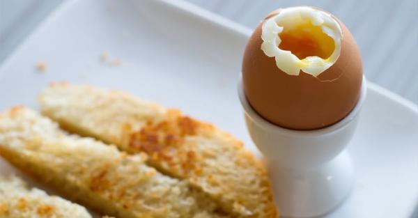 طرز تهیه تخم مرغ عسلی و زمان مناسب برای پخت آن